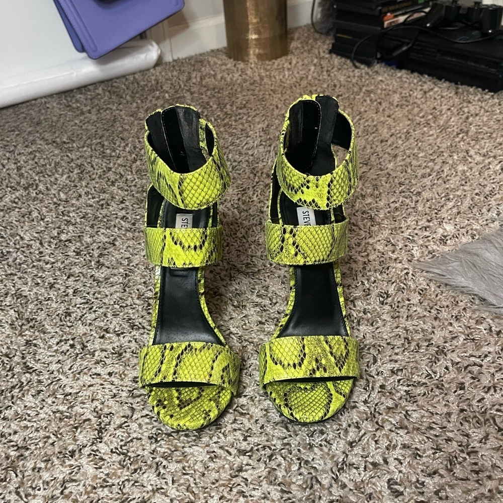 Steve Madden Mira Highlighter Green Snake Print Strappy Heels - Picture 2 of 10